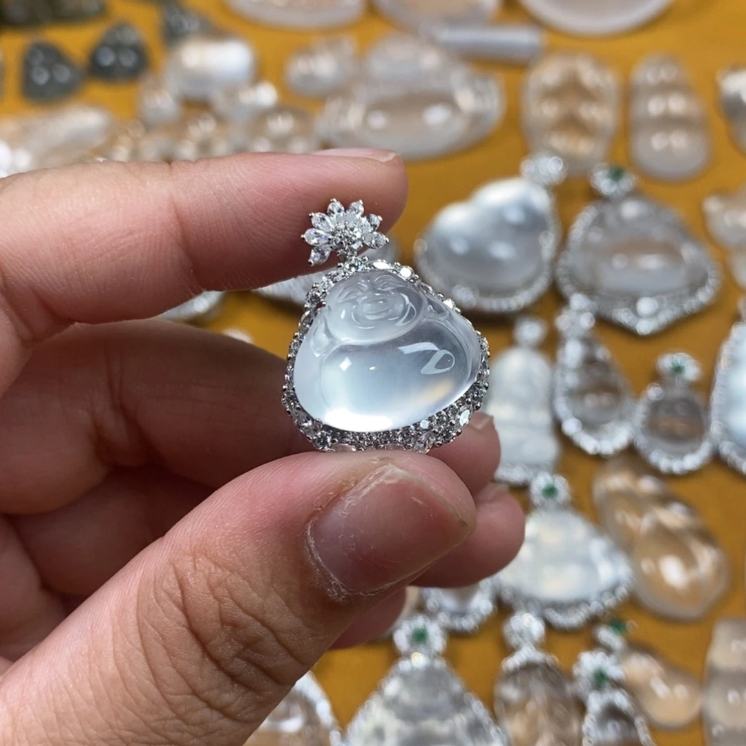 石英质玉未镶嵌颈饰佛公