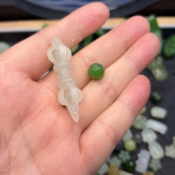 ****彤颈饰未镶嵌和田玉拍一发一随机发