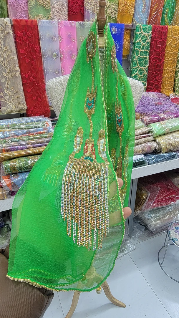 ياقۇتلۇق ئەتلەس شارپا 艾提莱斯长围巾