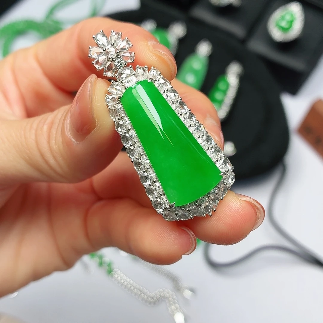 翡翠18K金镶嵌戒指