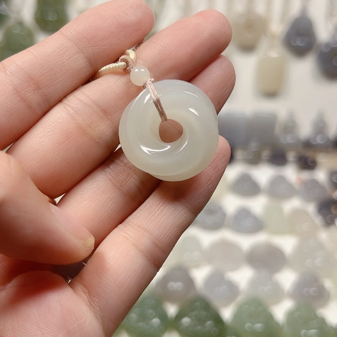 颈饰18K金镶嵌和田玉