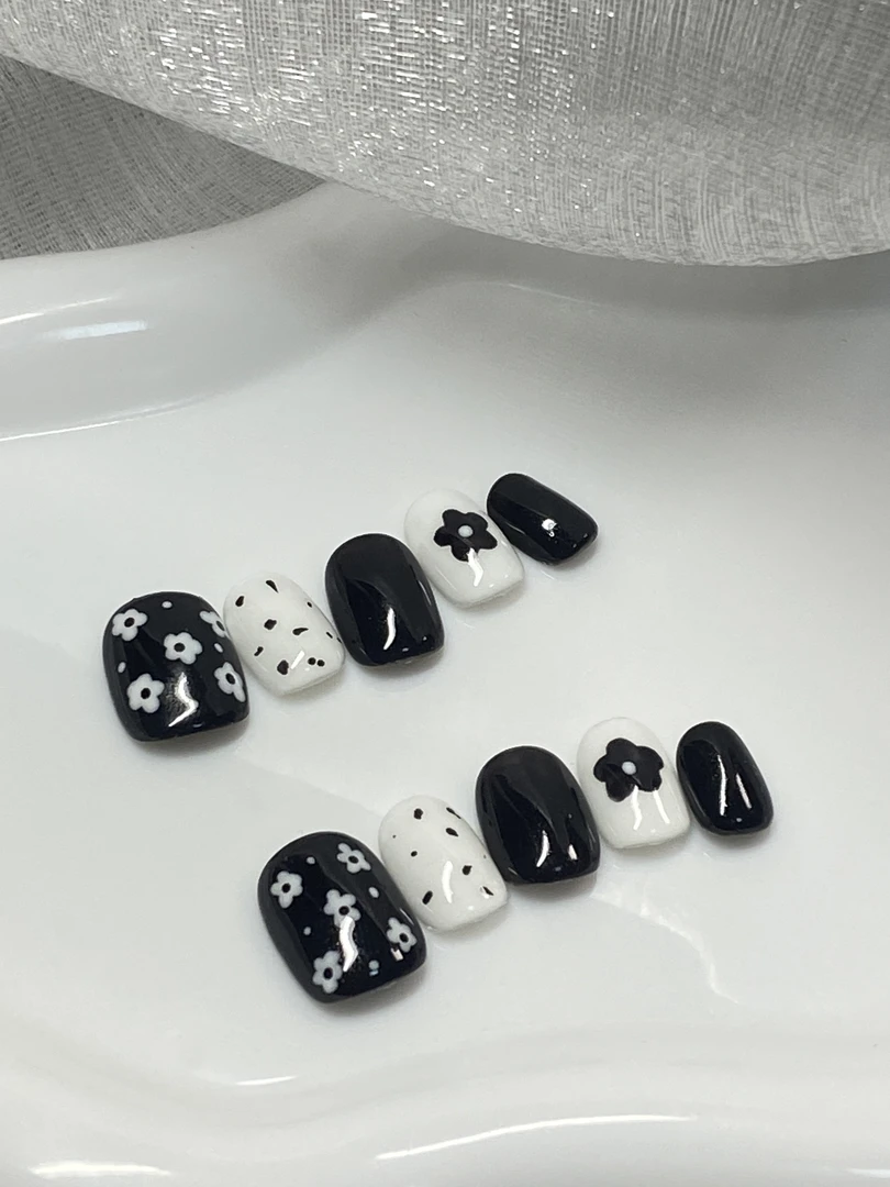 纯手工黑白小花可爱卡通风格短款可拆卸穿戴甲