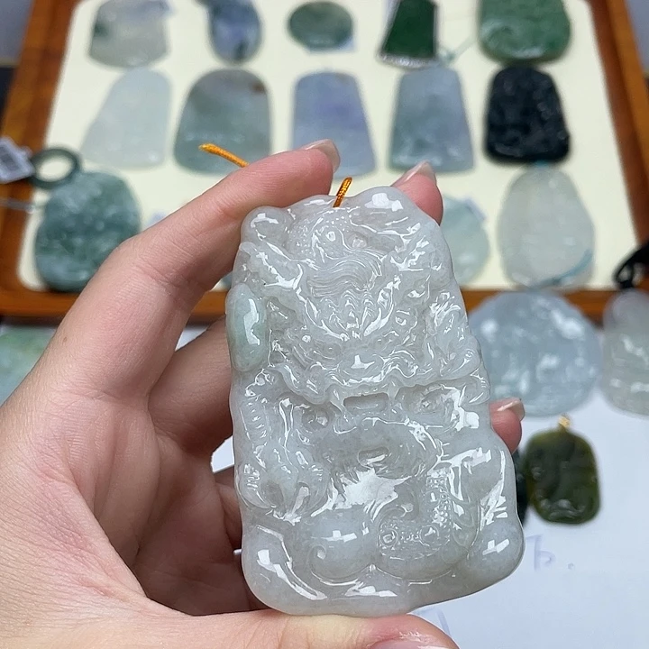 翡翠未镶嵌颈饰龙牌