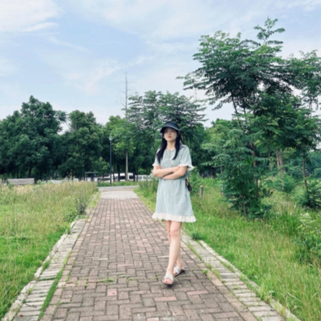 女士夏季宽松显瘦拼接圆领日常通勤韩系设计感连衣裙