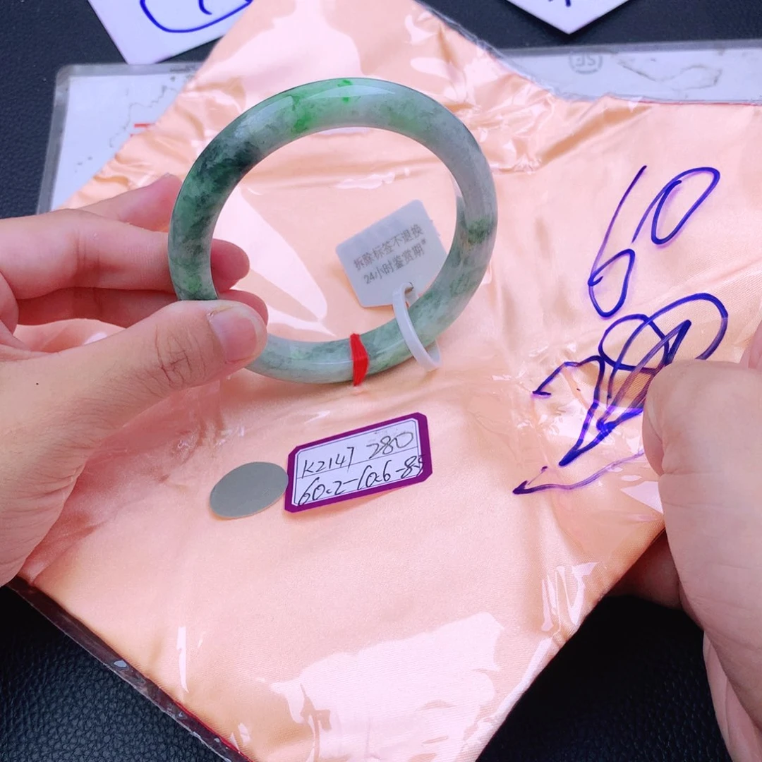 翡翠手镯未镶嵌翡翠