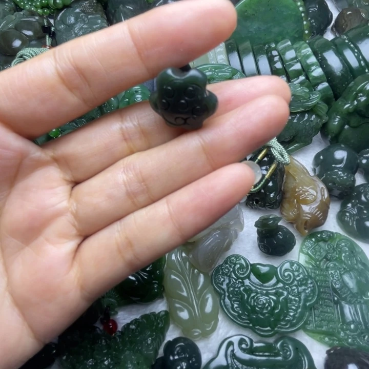 爱****和田玉未镶嵌颈饰