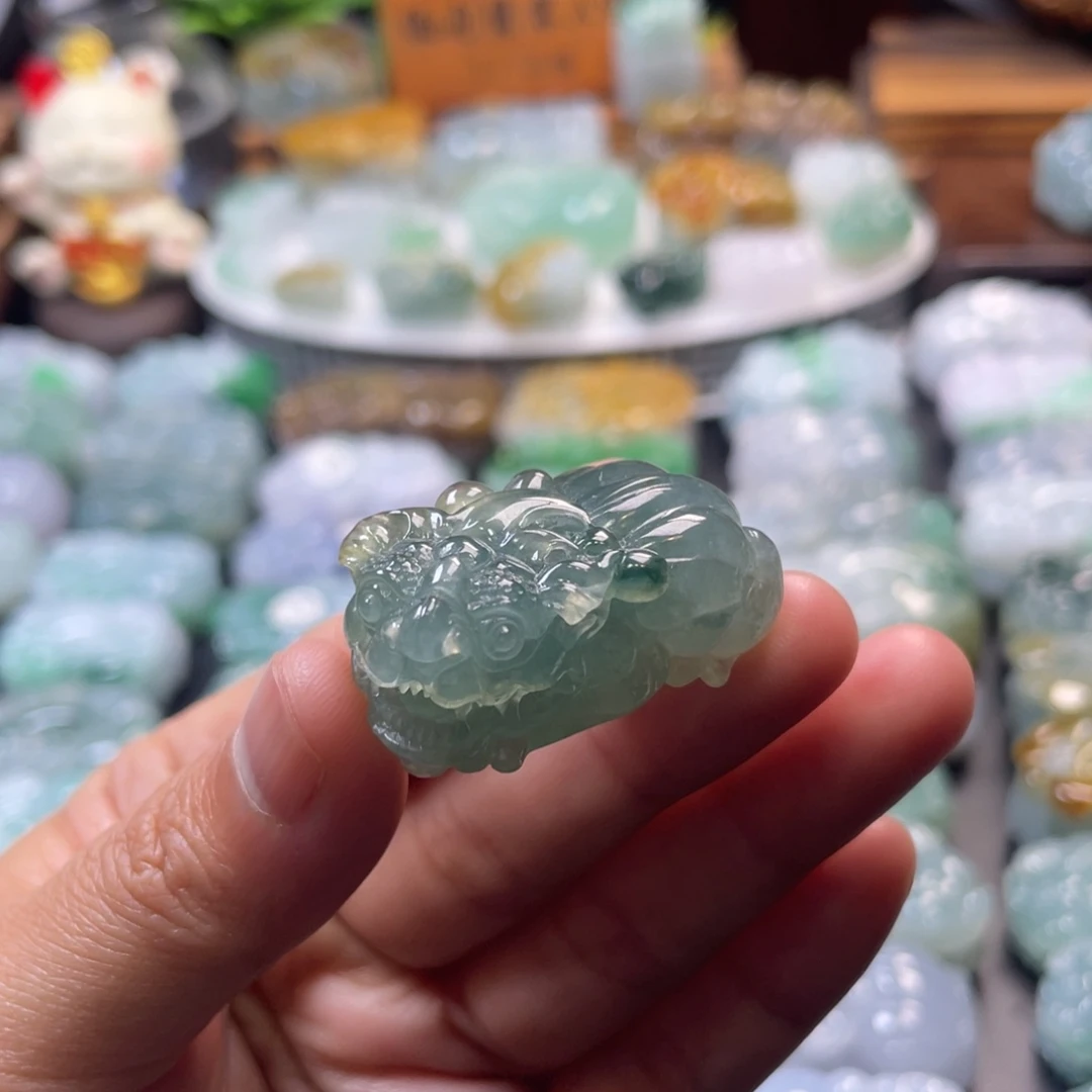 翡翠未镶嵌颈饰貔貅