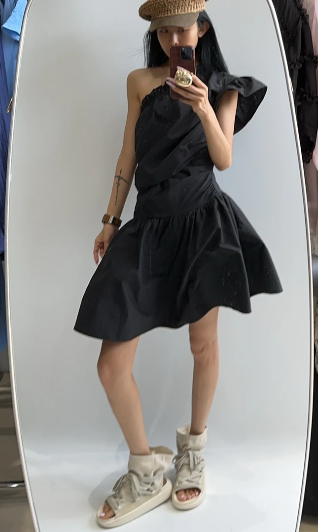 VIVISPLENDID20683#（定制福利款NO退NO换）斜肩显瘦小黑裙