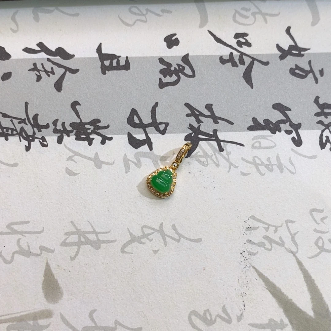 ****บ翡翠18K金镶嵌颈饰翡翠