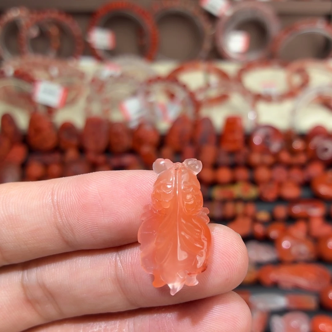 南红玛瑙未镶嵌颈饰金鱼