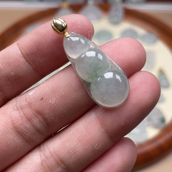 翡翠未镶嵌颈饰豆子