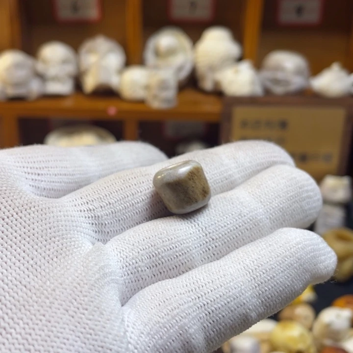 (***。皮质非金属配饰鹿角雕刻一个