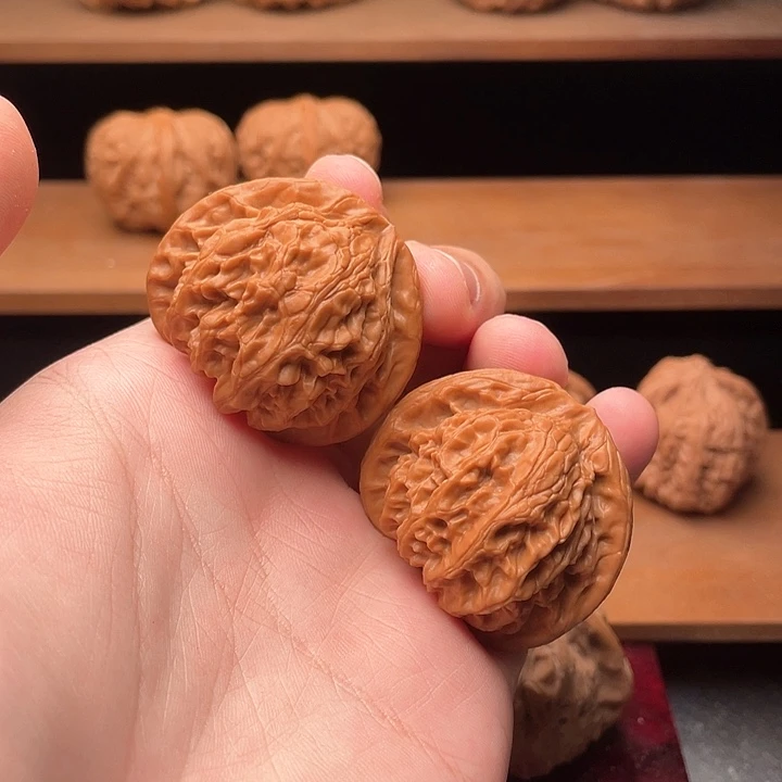 文玩核桃把件42原装水晶红皮桃心宫灯