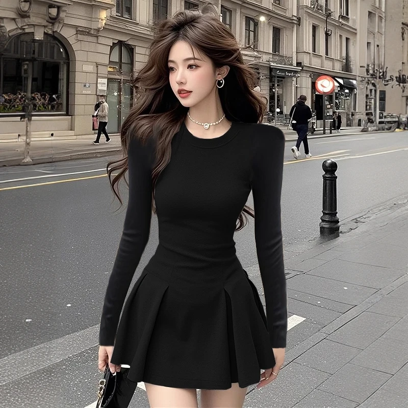 2025早秋新款圆领长袖连衣裙纯欲风辣妹穿搭夜店小黑裙绝美短裙女