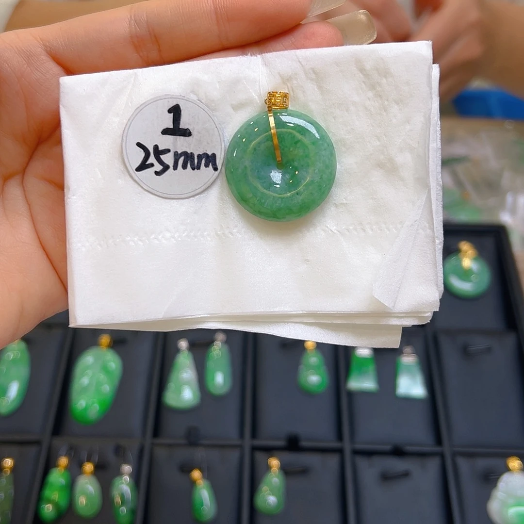 翡翠颈饰18K金镶嵌翡翠