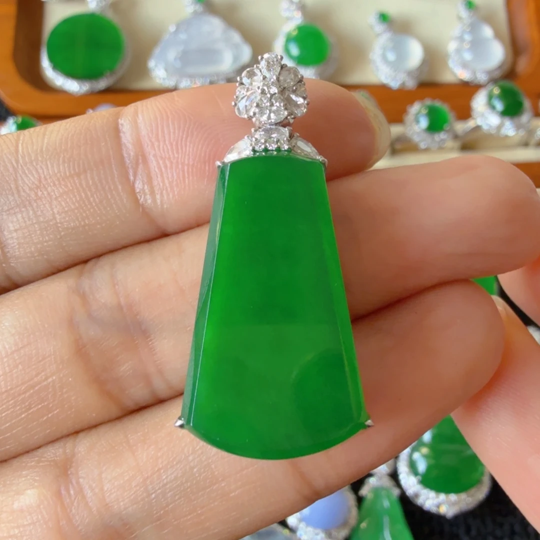 翡翠18K金镶嵌颈饰吊坠