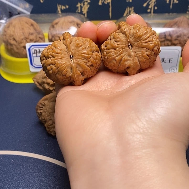 文玩核桃吊坠金字塔