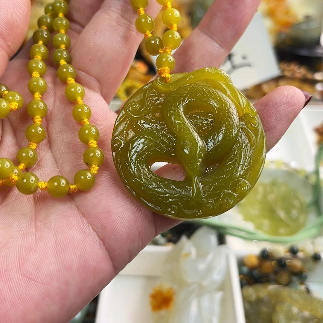 蛇纹石玉颈饰未镶嵌