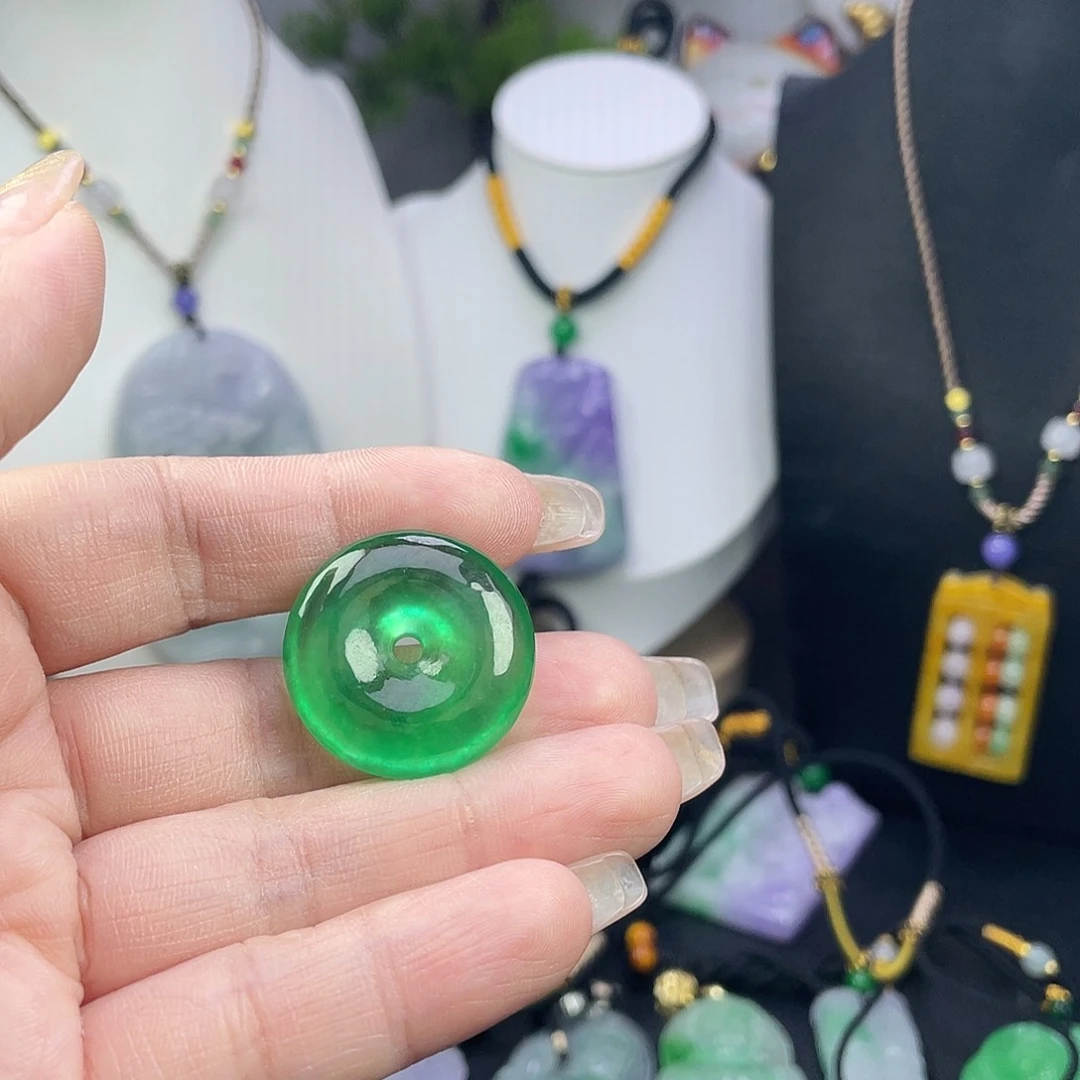 翡翠未镶嵌吊坠(赠链)