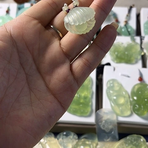 蛇纹石玉未镶嵌颈饰