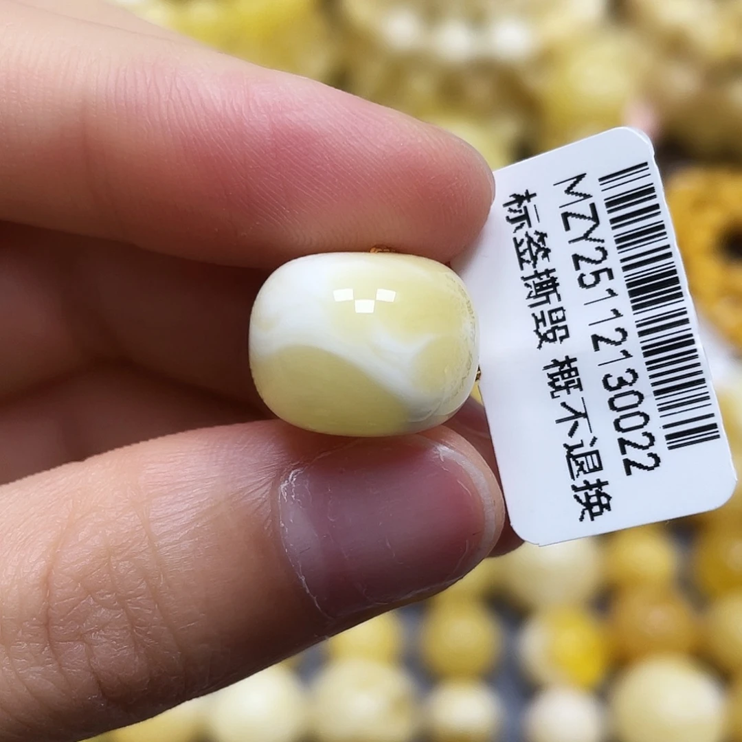 蜜蜡未镶嵌裸石14.8*11.4mm.瑕