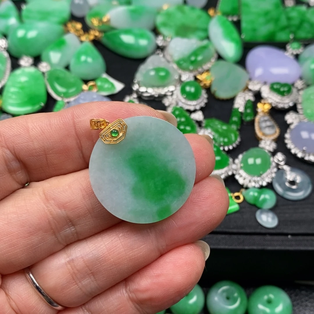 翡翠18K金镶嵌颈饰翡翠