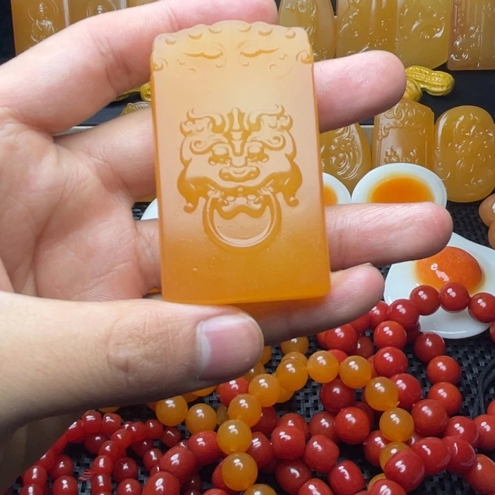 石英石只买单纯的吊坠，没带链子，属的性质。新疆戈壁五彩石