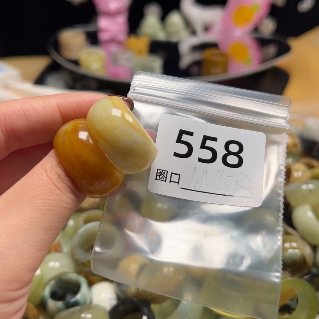 此***外蛇纹石玉未镶嵌戒指