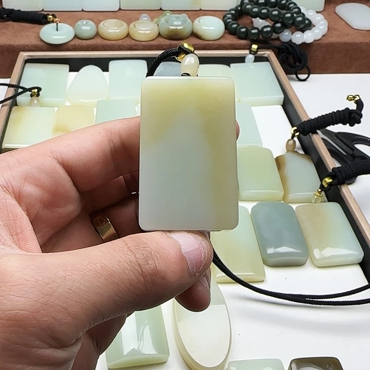 街***子和田玉未镶嵌颈饰