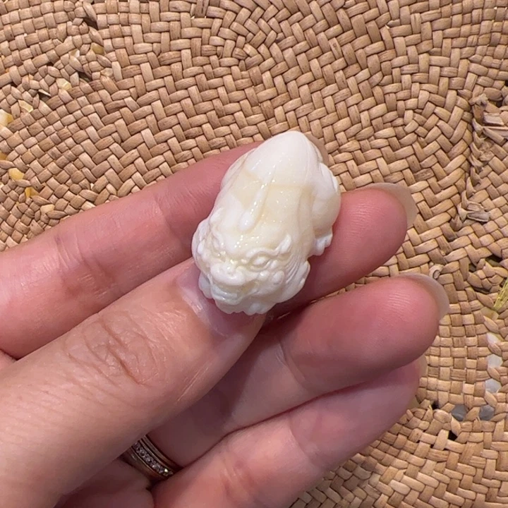 蜜蜡未镶嵌裸石瓷白貔貅吊坠