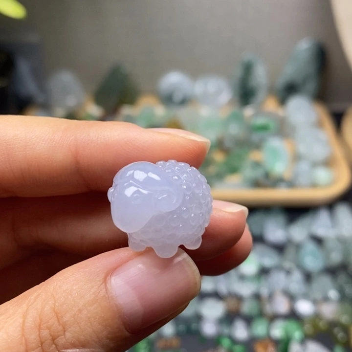 翡翠未镶嵌颈饰羊