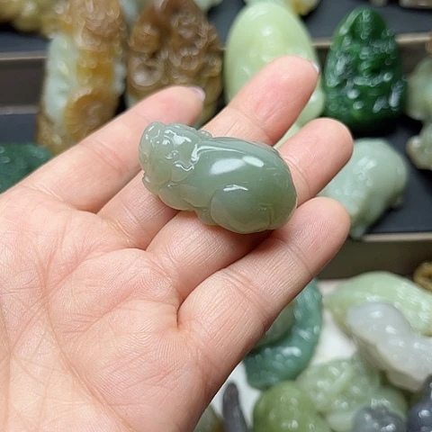 颈饰未镶嵌和田玉龍**人