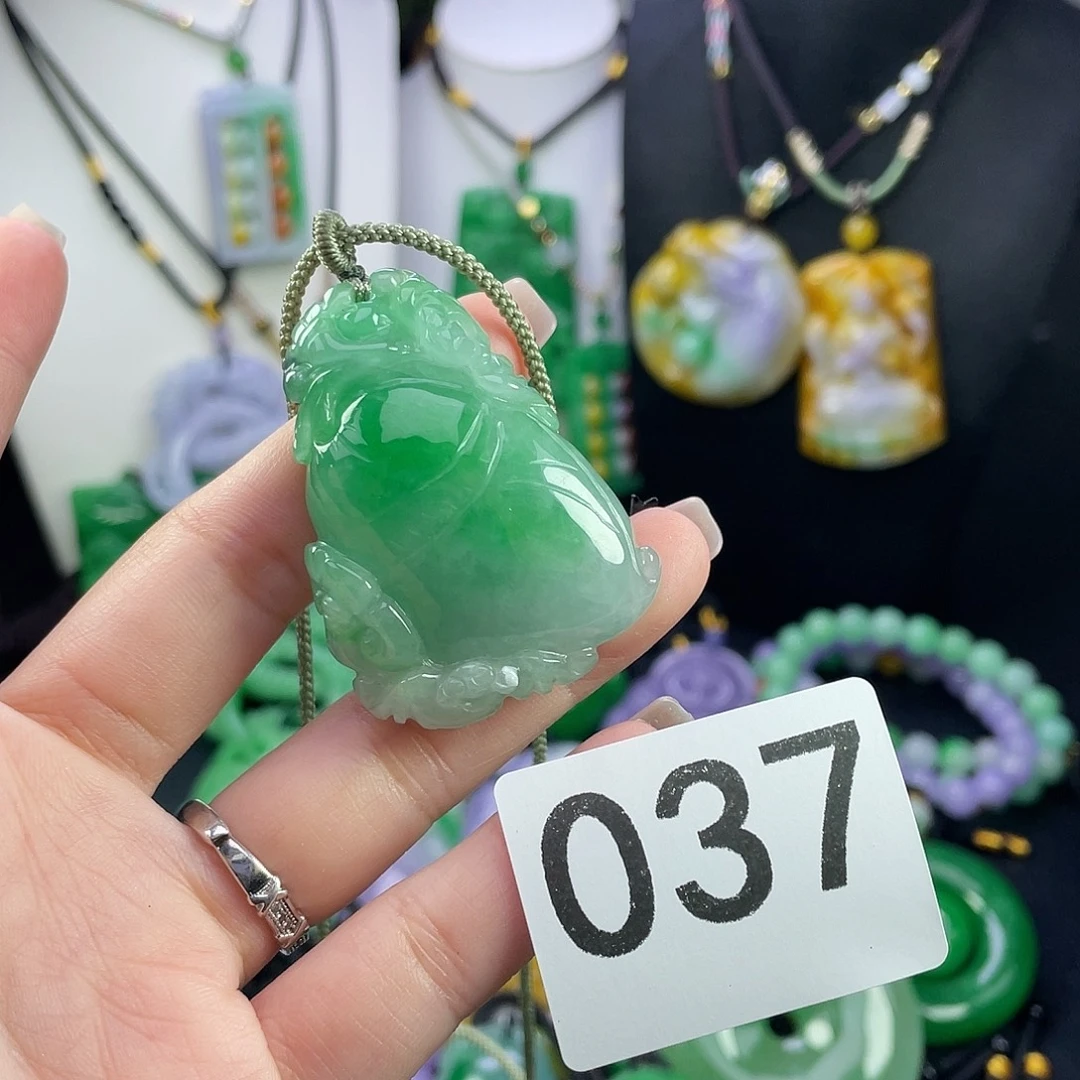 翡翠未镶嵌吊坠(赠链)