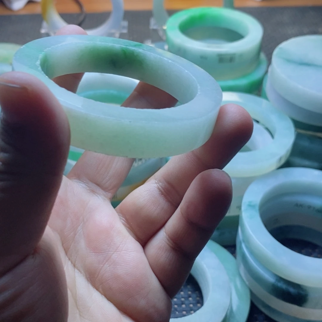 沐***光定制翡翠未镶嵌手镯