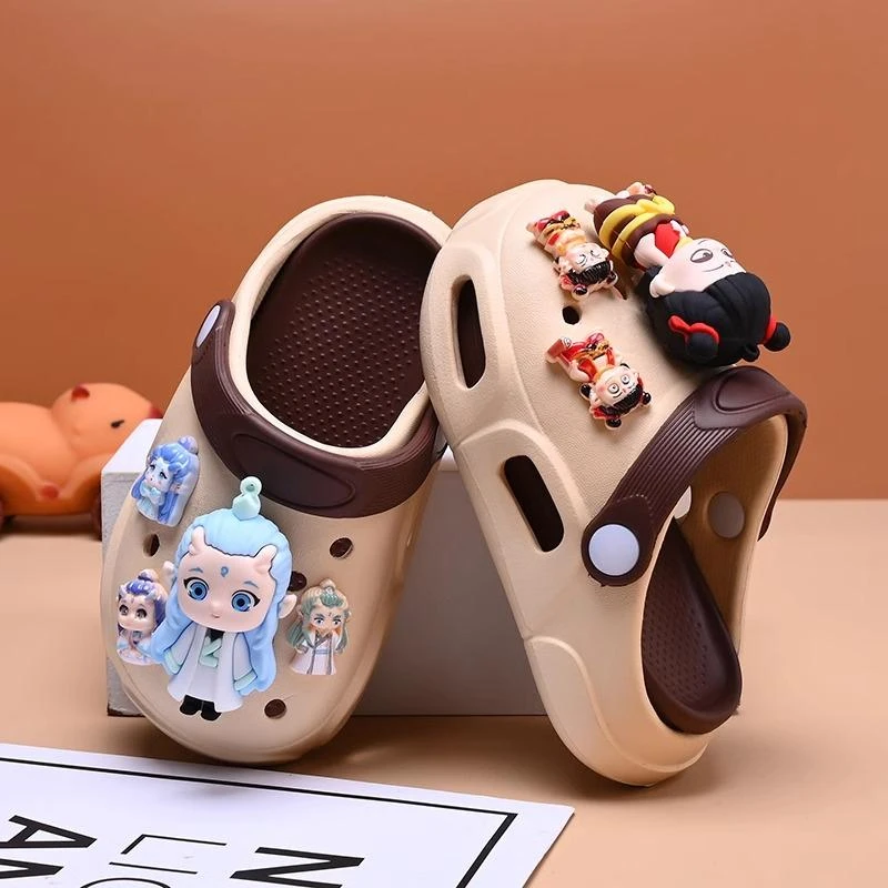 哪吒儿童洞洞鞋男童拖鞋2025夏季新款男孩居家防滑软底女童凉拖鞋