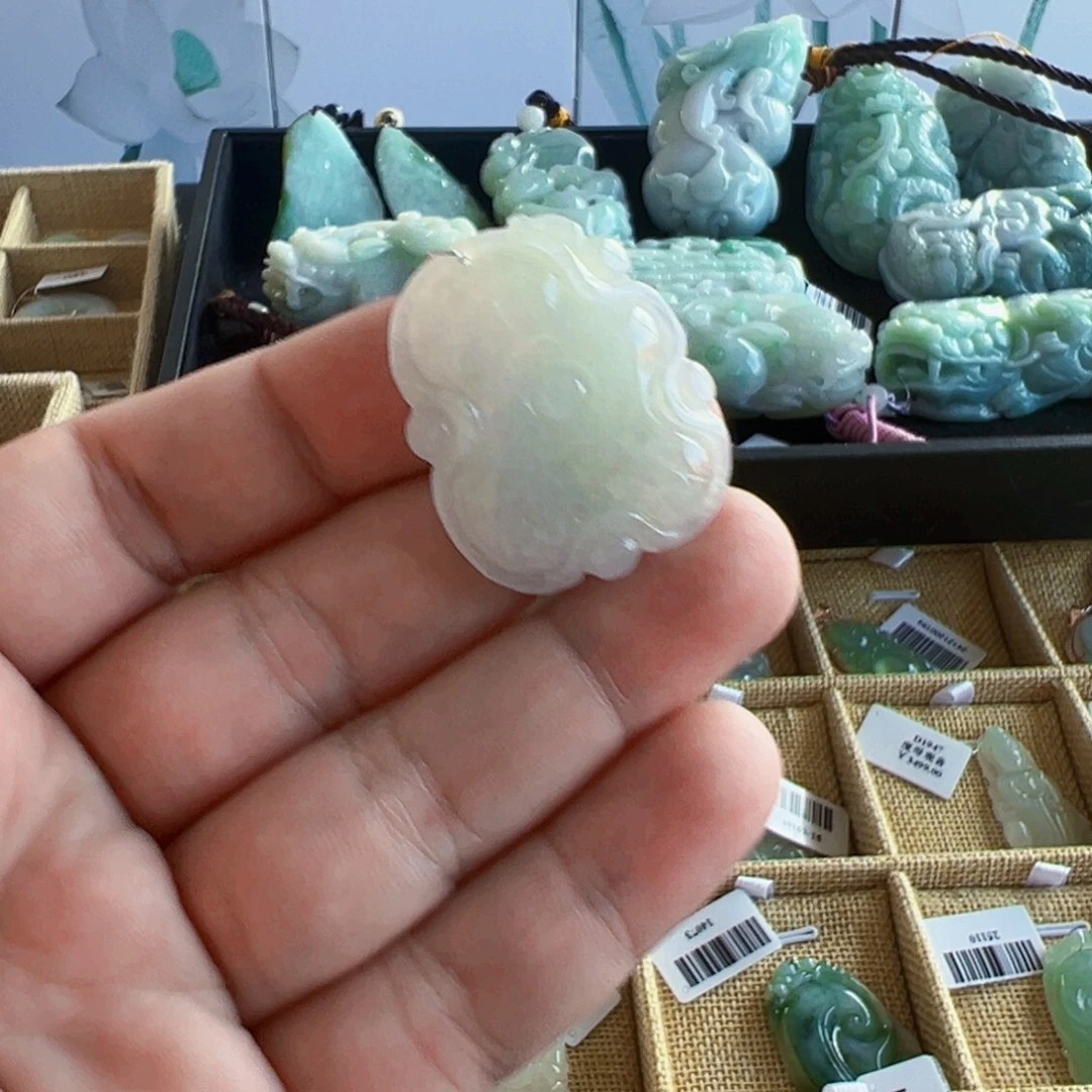 翡翠未镶嵌颈饰荷叶