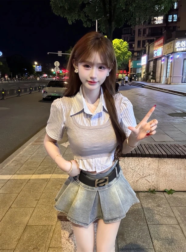 蓝色小清新条纹短袖衬衫搭配针织无袖背心