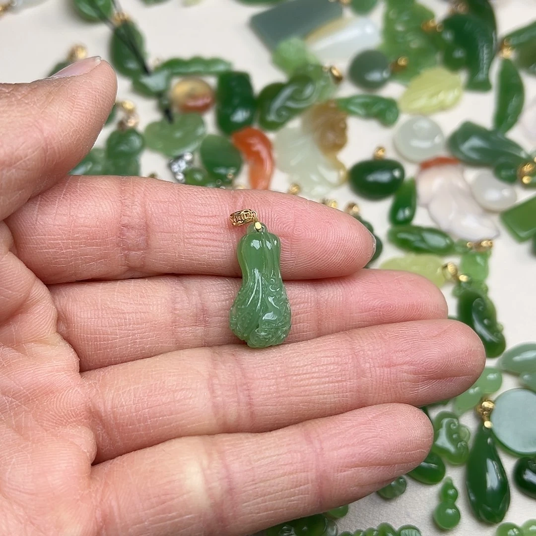 和田玉（碧玉）玉坠18K金镶嵌幸**神