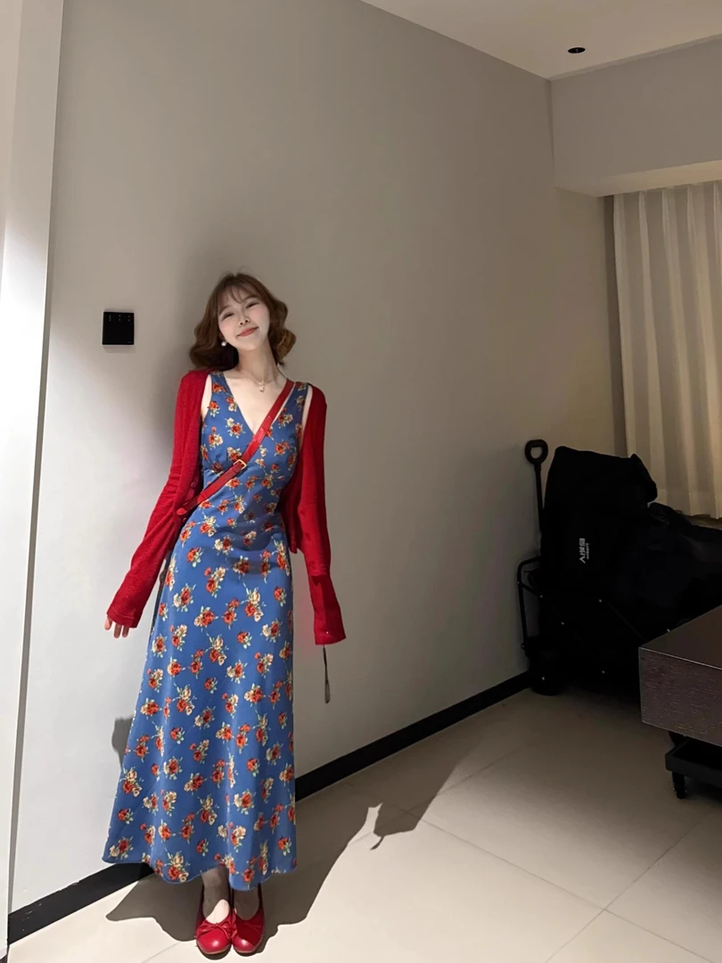 2025夏季新款红色开衫蓝色V领碎花连衣裙收腰设计感碎花长裙套装
