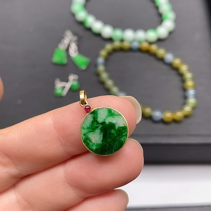 颈饰未镶嵌翡翠辣绿圆牌