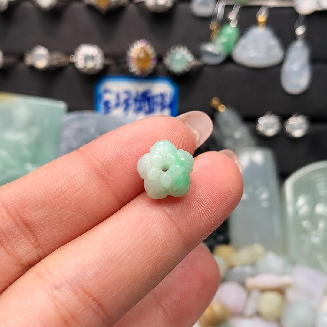 翡翠未镶嵌颈饰莲花