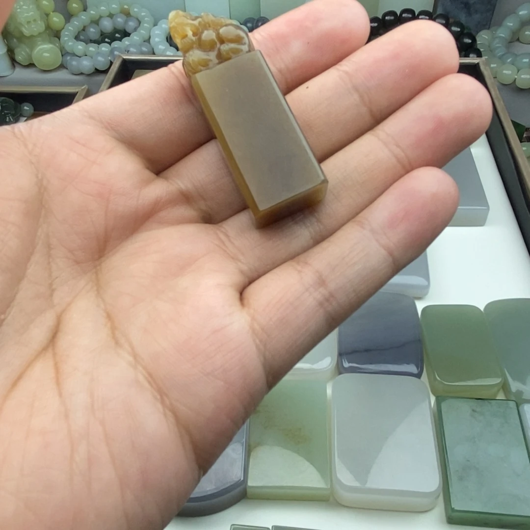 一***鱼和田玉未镶嵌颈饰