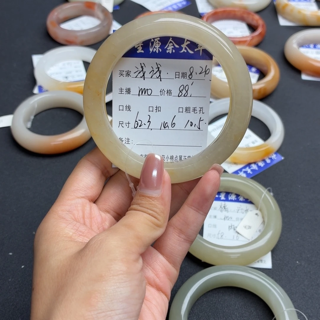 浅***7未镶嵌手镯石英质玉