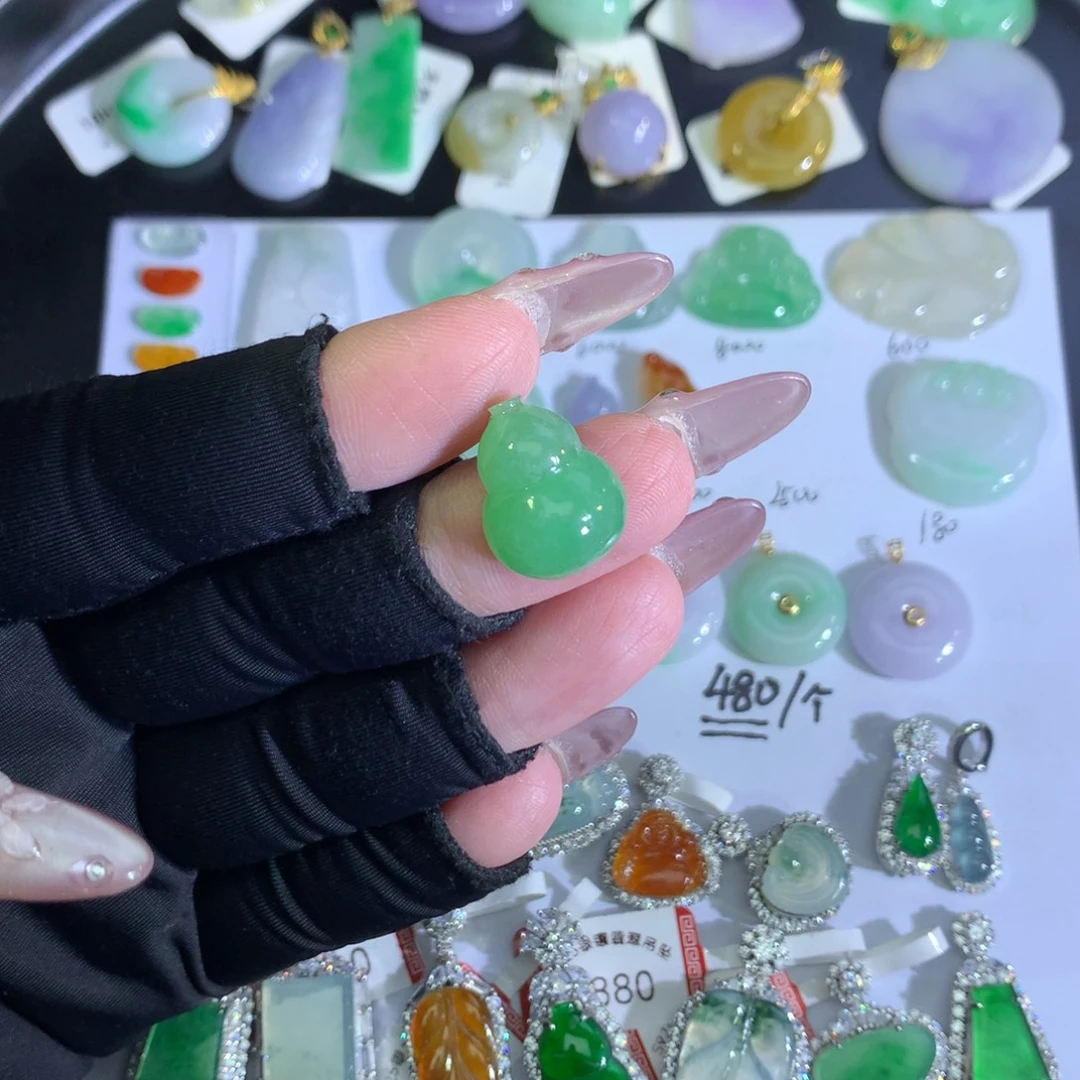 翡翠裸石未镶嵌绿葫芦