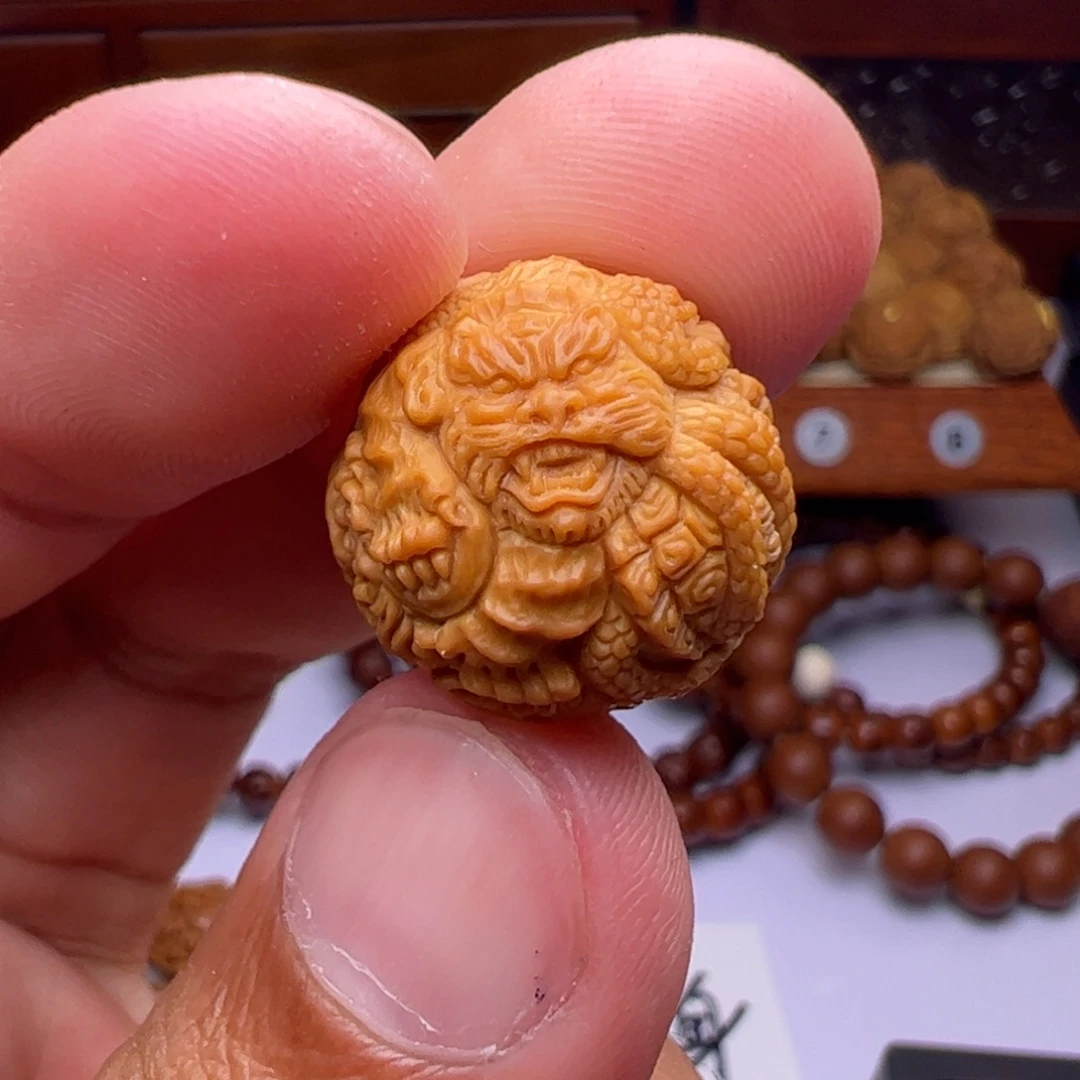 …***…猴头核桃吊坠精修四象