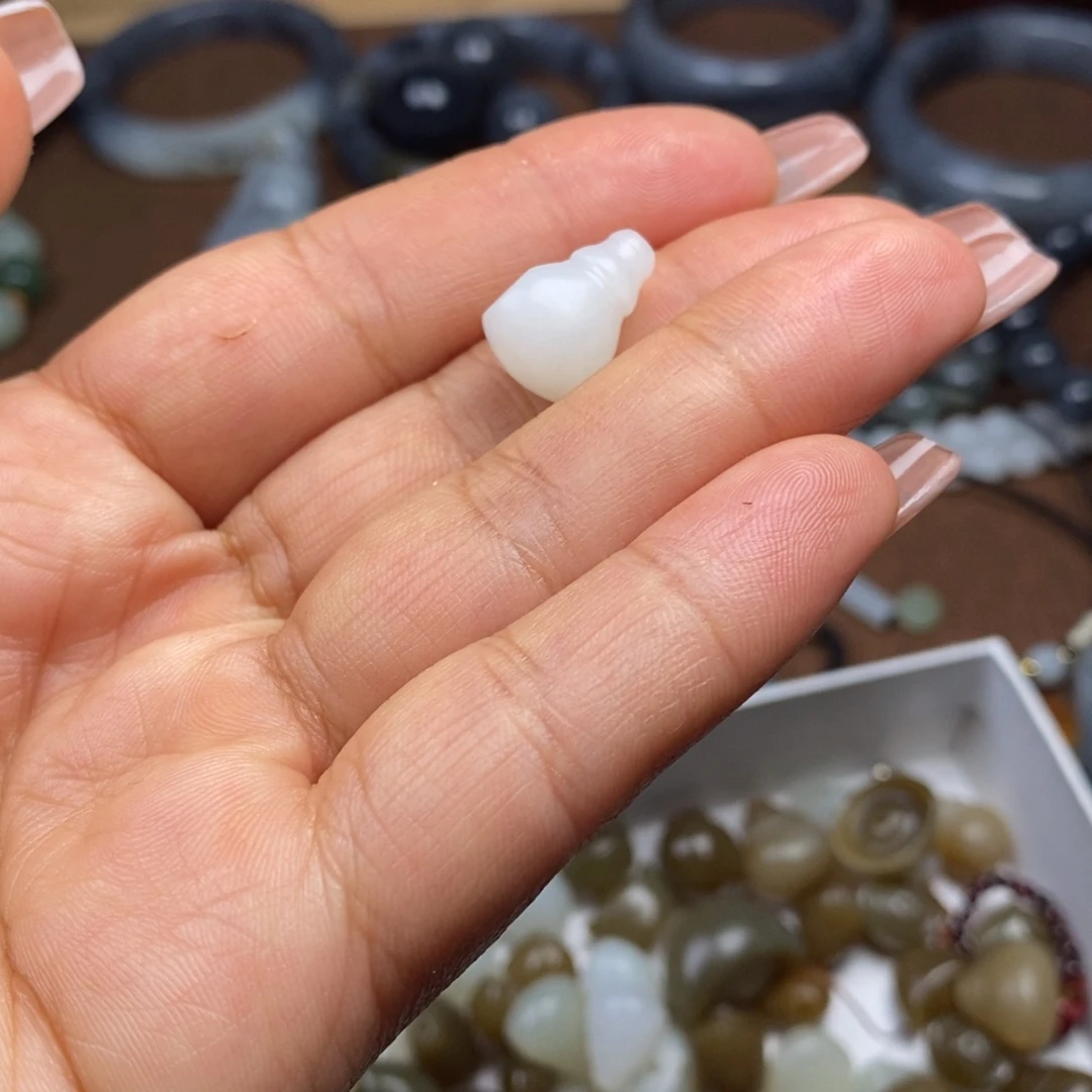 博****和田玉未镶嵌颈饰