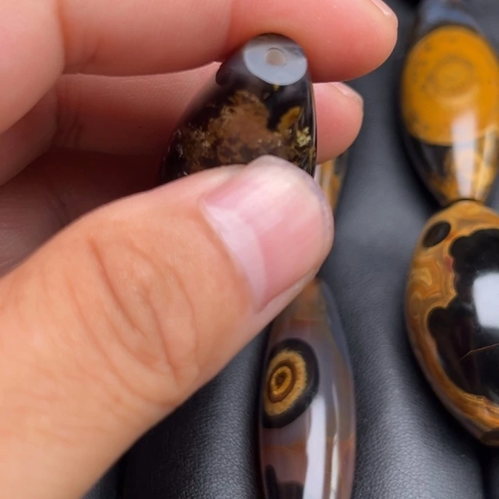 嘴***扬颈饰未镶嵌石英岩玉