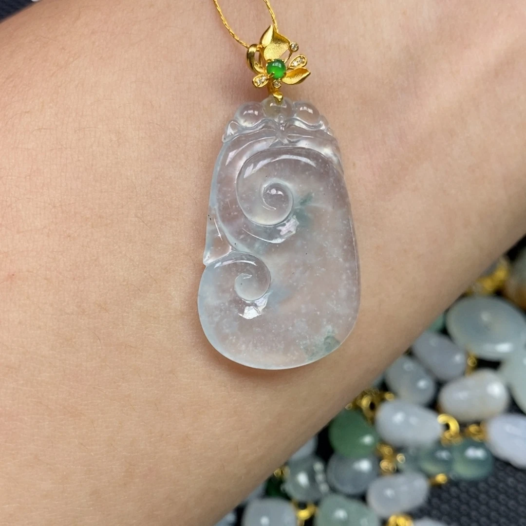 翡翠18K金镶嵌颈饰如意