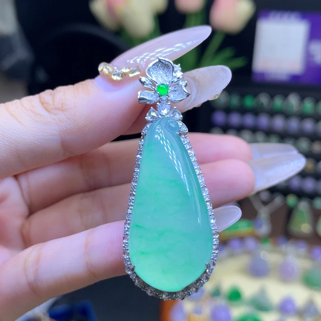 翡翠18K金镶嵌颈饰