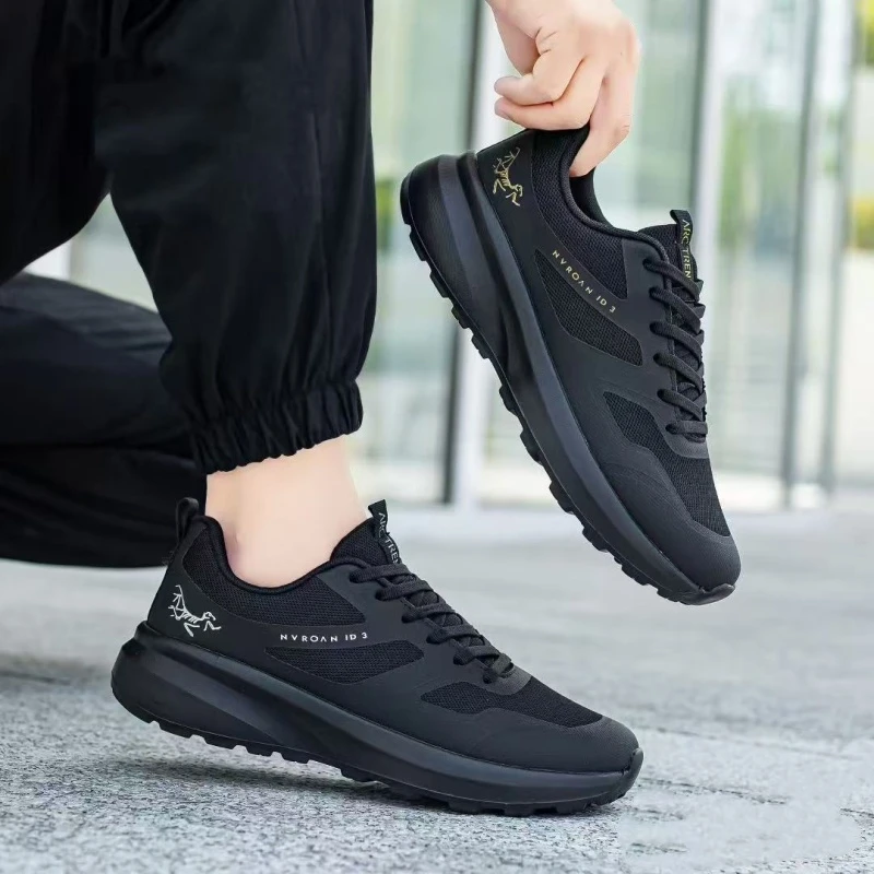 男鞋新款黑色跑步鞋防滑网面潮流透气运动鞋超轻软底休闲男涉水鞋